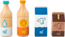 vierteiliges Getränke-Set aus Holz – beinhaltet eine Flasche Orangensaft, eine Flasche Wasser, eine Tüte Milch und ein kleines Trinkpäckchen Kakao