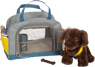 Perro con bolsa de transporte y set de cuidados
