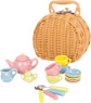 Geflochtener Korb mit bunten Geschirr für Picknick und Teeparty